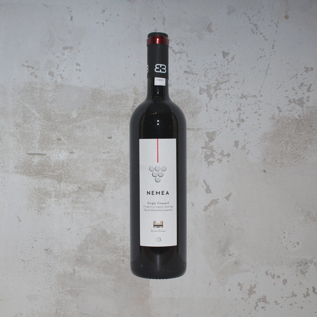 Flasche Bizios Estate Nemea PDO 2019 BIO. Die elegante Flasche präsentiert ein ansprechendes Etikett mit modernem Design und stilvoller Schrift, das die qualitativ hochwertige Herstellung und die fruchtigen Aromen dieses biologisch produzierten griechischen Rotweins hervorhebt.