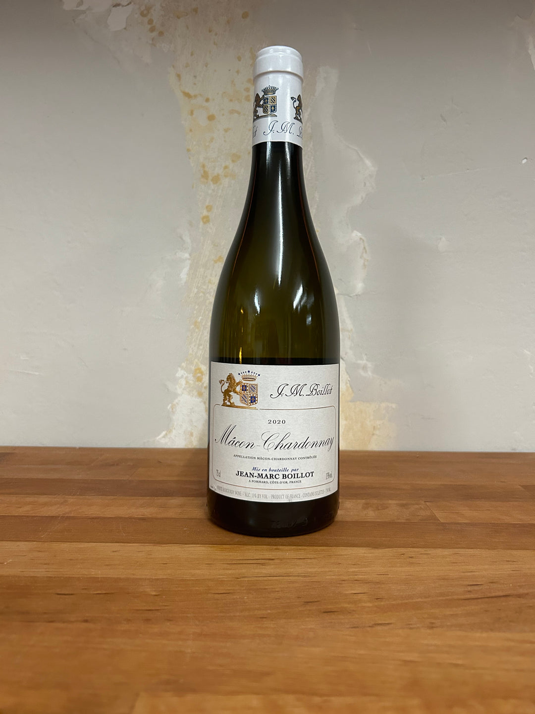 Flasche Domaine Jean-Marc Boillot Mâcon Chardonnay 2020. Die stilvolle Flasche präsentiert ein ansprechendes Etikett mit eleganter Schrift und einem klassischen Design, das die frischen und fruchtigen Aromen des Mâcon-Chardonnays betont.