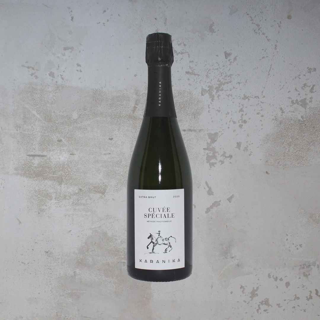 Flasche Domaine Karanika Cuvee Speciale Extra Brut 2020. Die stilvolle Flasche zeigt ein elegantes Etikett mit moderner Schrift und einem ansprechenden Design, das die spritzigen Aromen und die Qualität dieses griechischen Schaumweins hervorhebt.