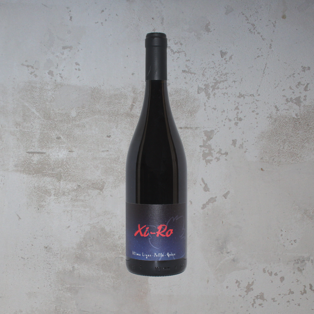 Flasche Domaine Ligas-Ktima Ligas Xi-Ro 2020 BIO. Die elegante Flasche zeigt ein modernes Etikett mit stilvoller Schrift und einem ansprechenden Design, das die fruchtigen Aromen und die biologische Herkunft dieses griechischen Rotweins betont.