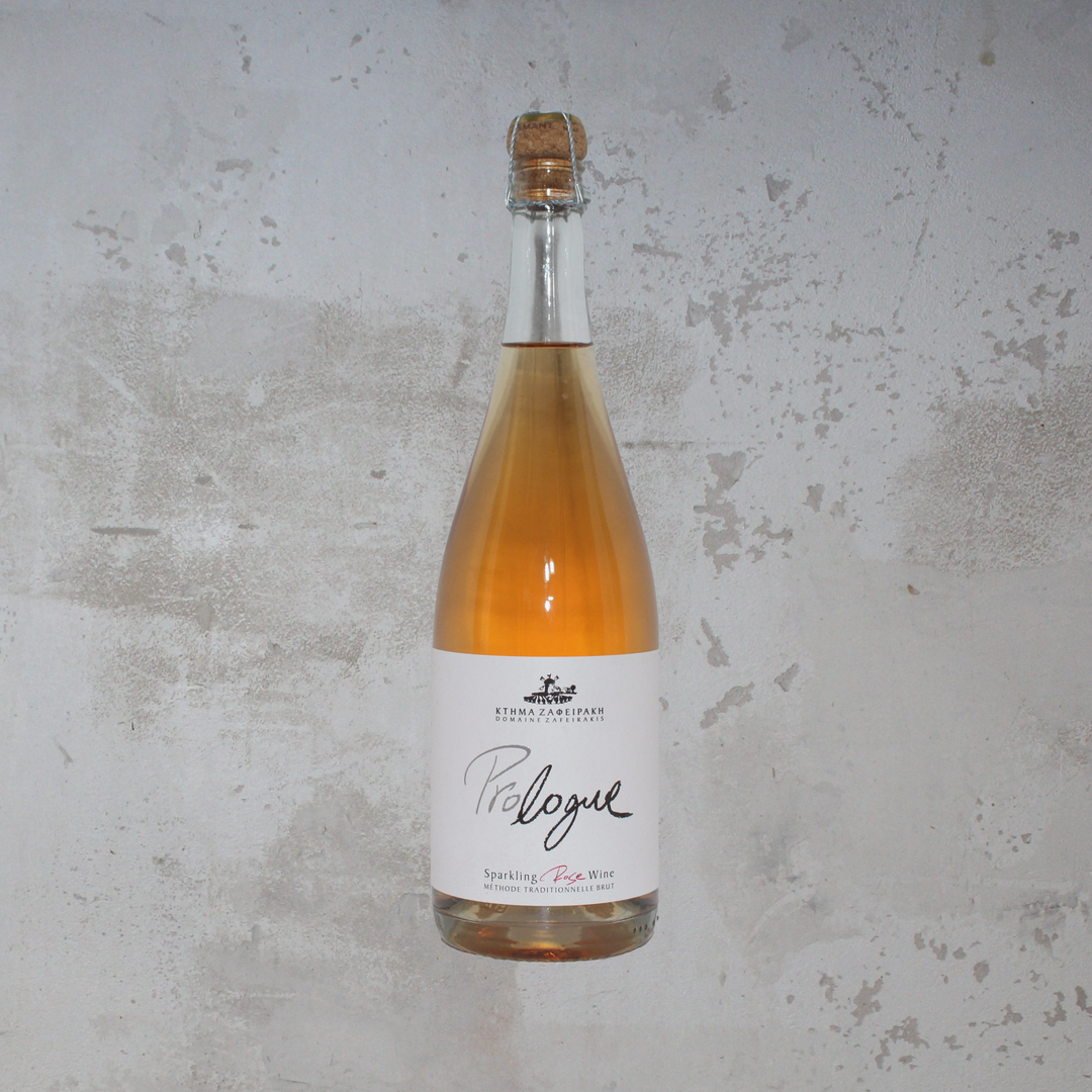 Flasche Domaine Zafeirakis Prologue Schaum. Die elegante Flasche präsentiert ein ansprechendes Etikett mit stilvoller Schrift und einem modernen Design, das die spritzigen Aromen und die Herkunft dieses griechischen Schaumweins hervorhebt.