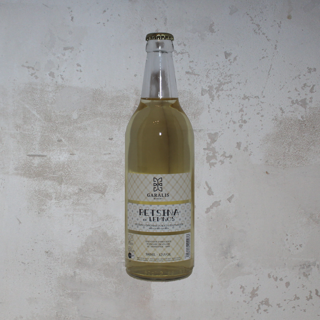 Flasche Garalis Winery Retsina Of Lemnos BIO. Die stilvolle Flasche präsentiert ein elegantes Etikett mit traditioneller Schrift und einem ansprechenden Design, das die biologisch angebaute Retsina und die charakteristischen Aromen dieses griechischen Weins hervorhebt.