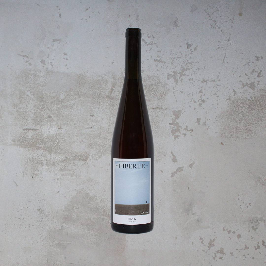 Flasche Jima Winery Liberte 2021. Die stilvolle Flasche präsentiert ein elegantes Etikett mit modernem Design und ansprechender Schrift, das die frischen Aromen und die besondere Handwerkskunst dieses griechischen Weins hervorhebt.