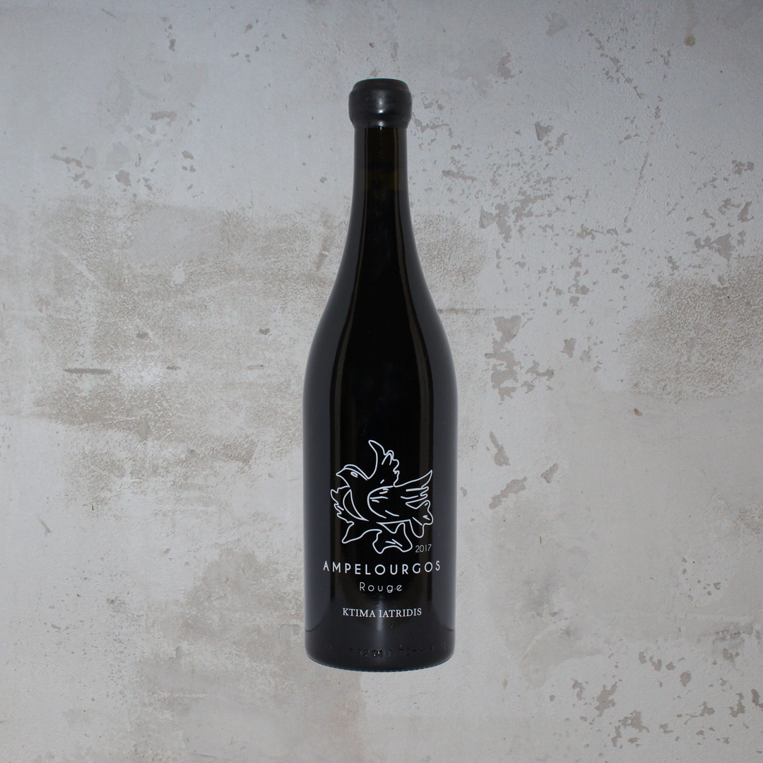 Flasche Ktima Iatridis Ampelourgos 2017 Rot. Die elegante Flasche zeigt ein ansprechendes Etikett mit stilvoller Schrift und einem modernen Design, das die tiefen Aromen und die handwerkliche Herstellung dieses griechischen Rotweins betont.