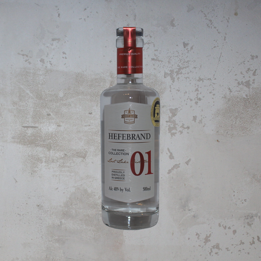Flasche Lost Lake Distillery Hefebrand 01. Die stilvolle Flasche zeigt ein modernes Etikett mit eleganter Schrift und einem ansprechenden Design, das die einzigartigen Aromen und die Handwerkskunst dieser griechischen Spirituose hervorhebt.