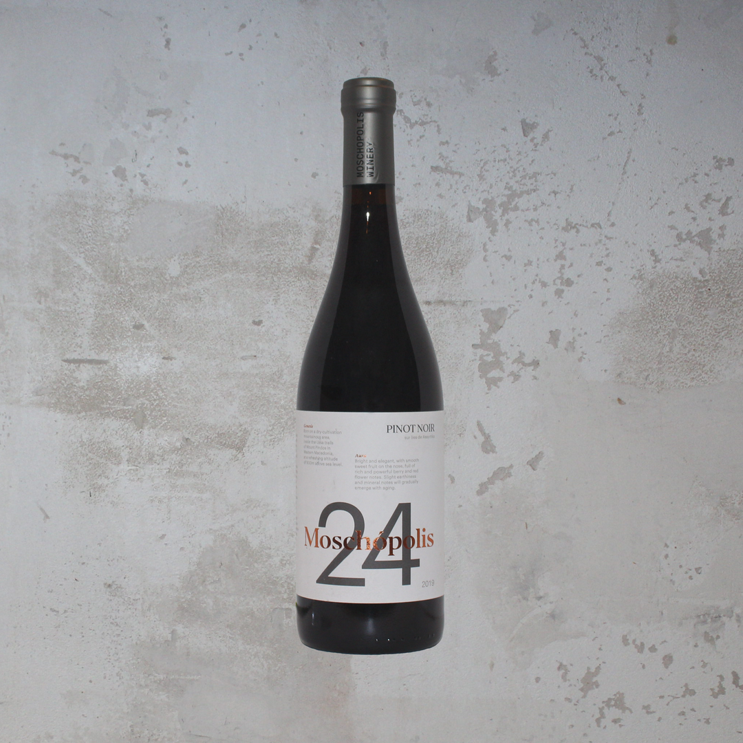Flasche Moschopolis Winery 24 2019. Die stilvolle Flasche präsentiert ein ansprechendes Etikett mit eleganter Schrift und einem zeitgemäßen Design, das die charakteristischen Aromen und die Qualität des griechischen Weins hervorhebt.