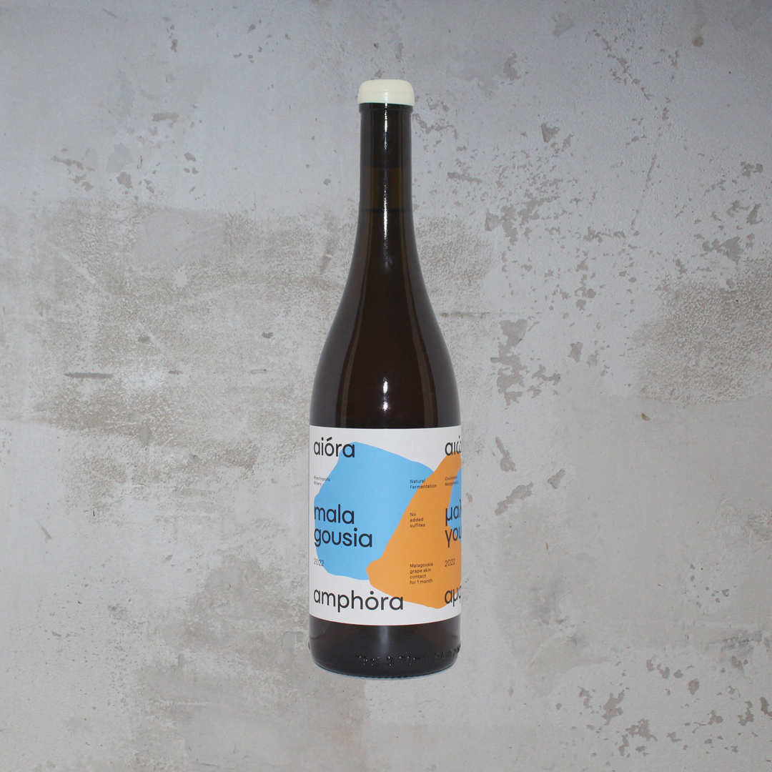Flasche Moschopolis Winery Aiora Malagousia Amphora 2022. Die elegante Flasche präsentiert ein stilvolles Etikett mit kreativer Schrift und einem ansprechenden Design, das die Amphorenreifung und die einzigartigen Aromen des Malagousia-Weins hervorhebt.
