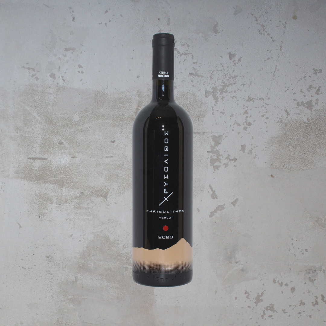 Flasche Muses Estate Chrisolithos 2020. Die elegante Flasche zeigt ein modernes Etikett mit stilvoller Schrift und einem ansprechenden Design, das die komplexen Aromen und die feine Struktur dieses griechischen Rotweins aus sorgfältig ausgewählten Trauben hervorhebt.