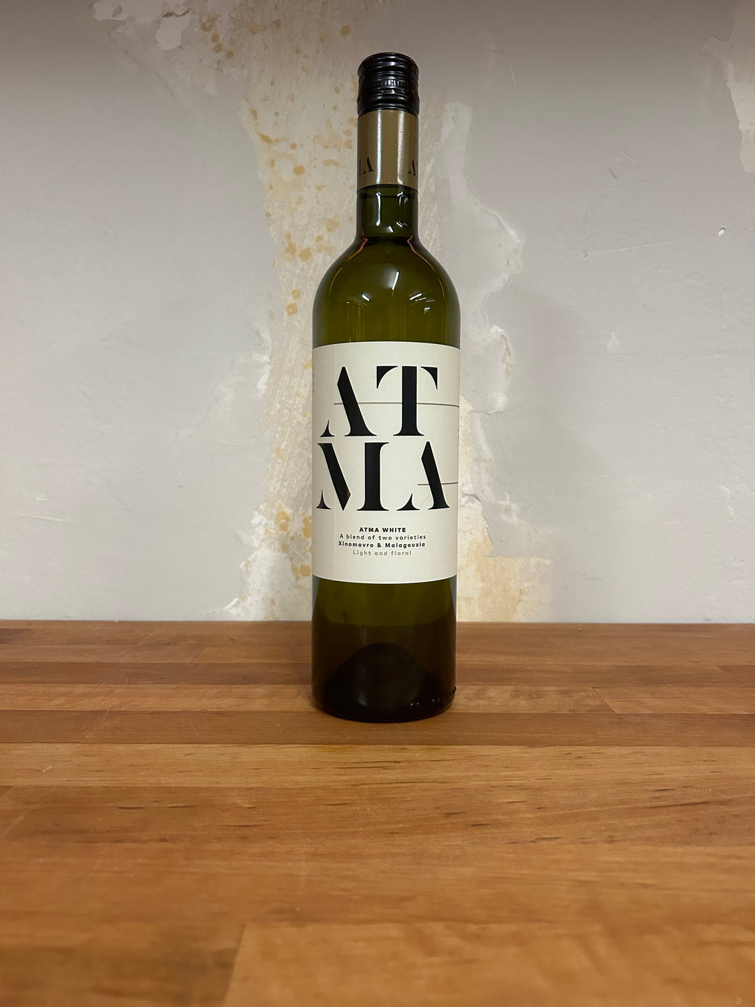 Flasche Thymiopoulos Vineyards Atma 2023 Weiß. Die elegante Flasche zeigt ein modernes Etikett mit ansprechender Schrift und einem frischen Design, das die lebendigen Aromen und die Qualität des griechischen Weißweins betont.