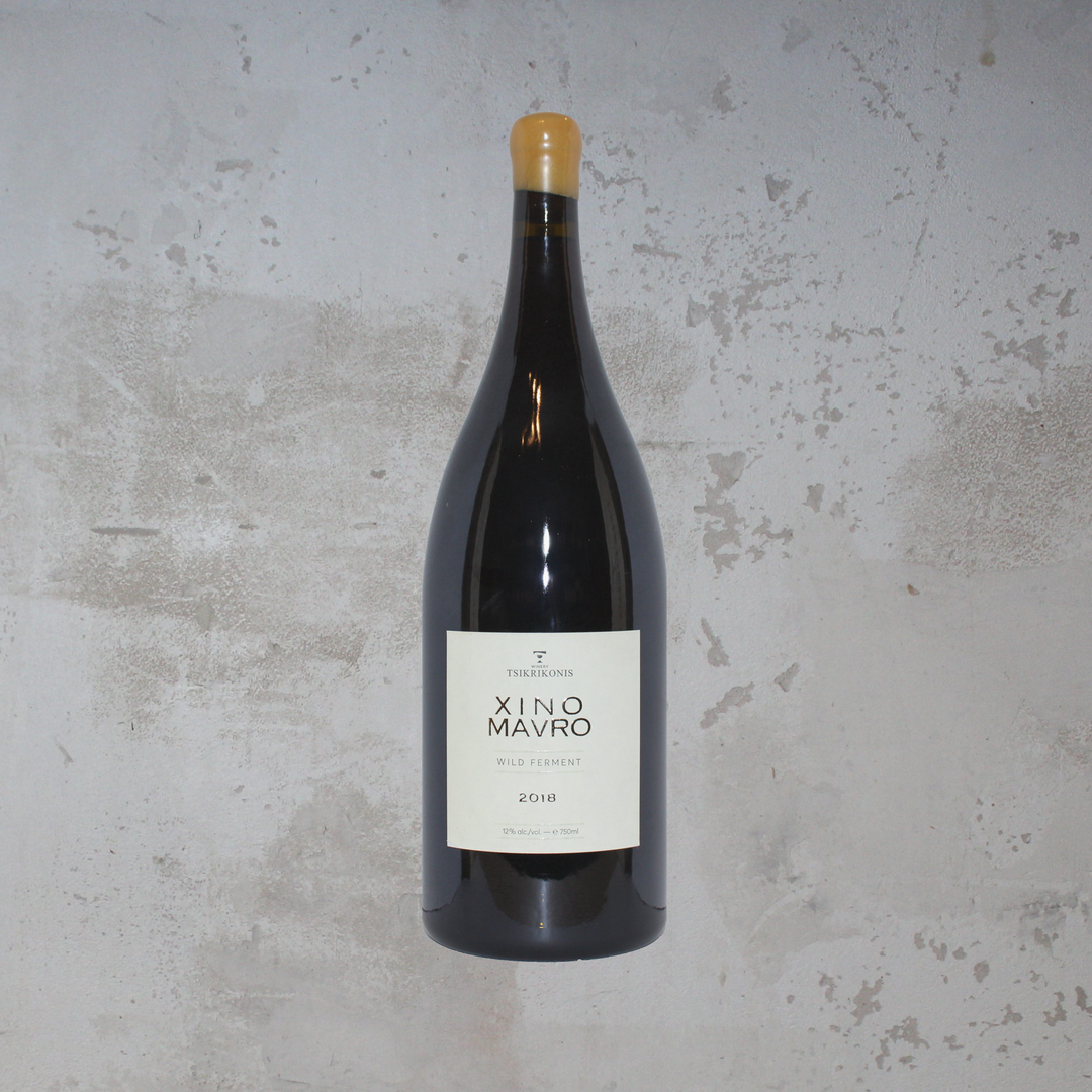 Magnum-Flasche Tsikrikonis Winery Xinomavro WF 2018. Die große, elegante Flasche zeigt ein minimalistisches Etikett mit moderner Schrift, das die intensiven Aromen und die Herkunft dieses griechischen Rotweins aus der Xinomavro-Traube hervorhebt.