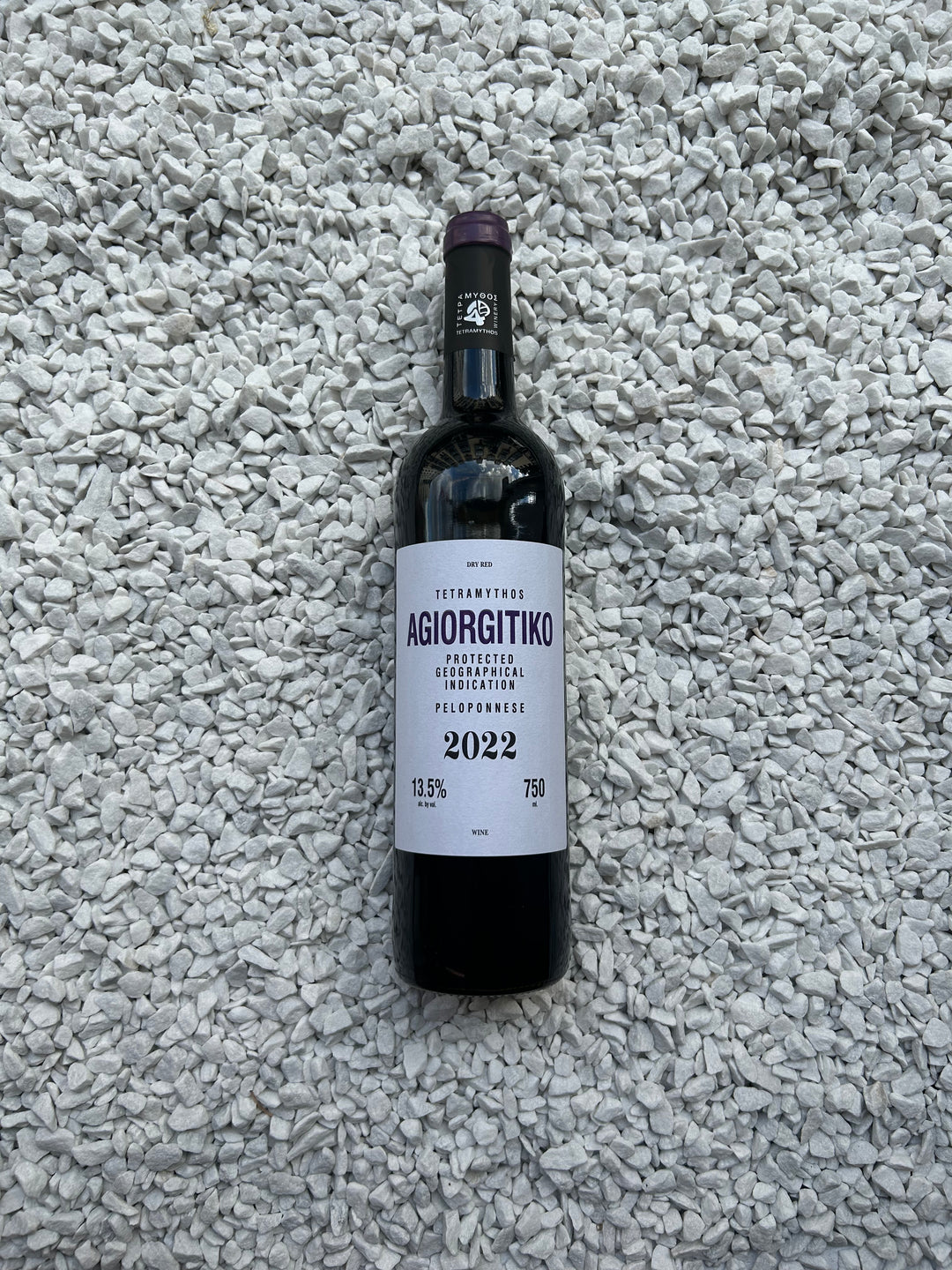 Flasche Agiorgitiko 2022 BIO von Tetramythos Winery. Die Flasche zeigt ein elegantes Etikett mit stilvoller Schrift und einem grafischen Design, das den biologisch angebauten Rotwein aus Griechenland präsentiert.