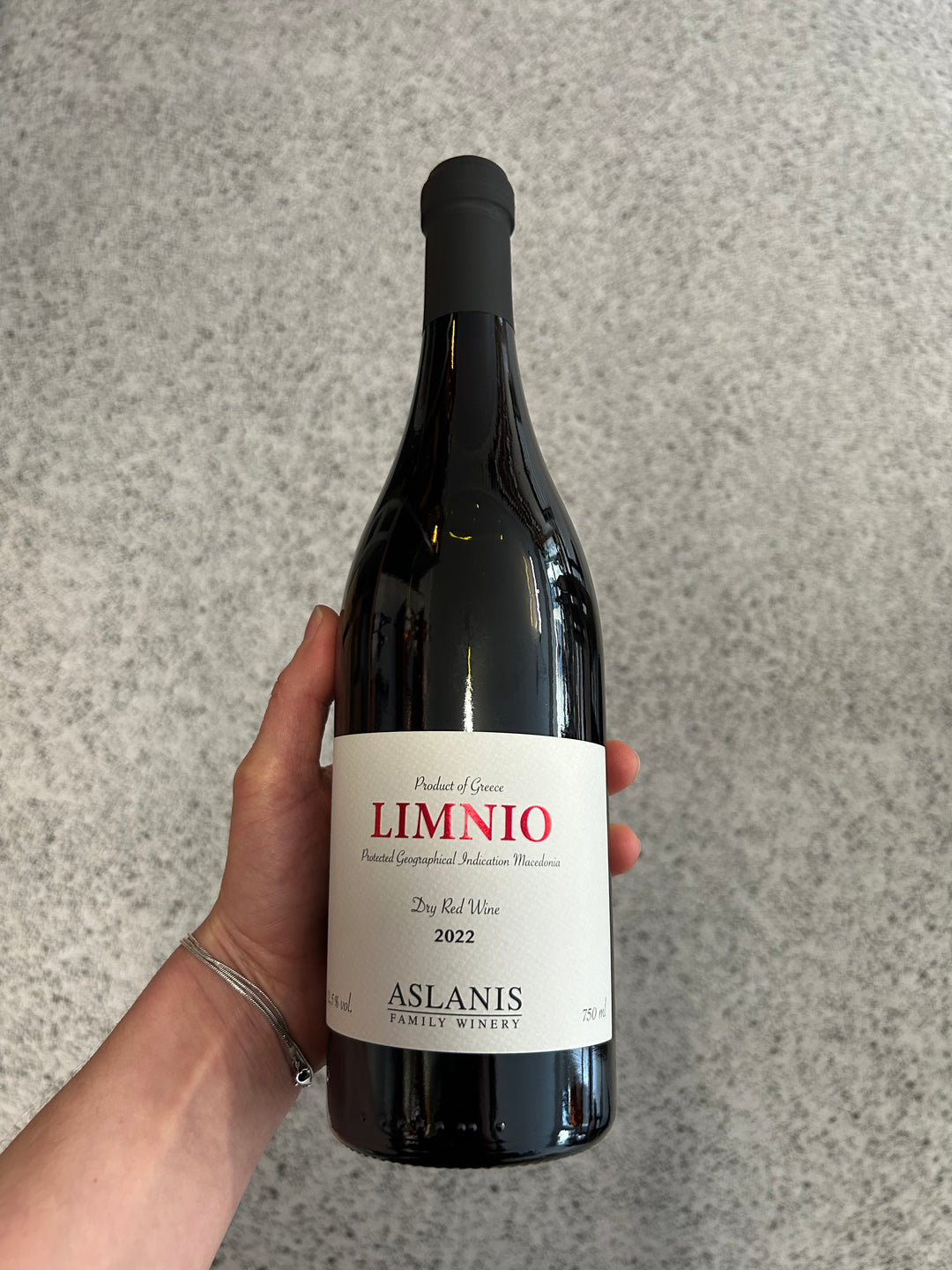 Flasche Aslanis Family Winery Limnio 2022 BIO. Die stilvolle Flasche zeigt ein ansprechendes Etikett mit moderner Schrift und einem eleganten Design, das den biologisch angebauten Limnio-Rotwein aus Griechenland präsentiert.