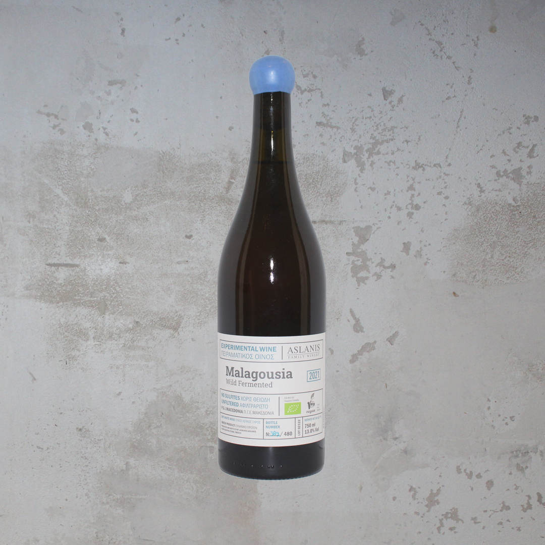 Flasche Aslanis Winery Malagousia WF 2022 BIO. Die elegante Flasche präsentiert ein modernes Etikett mit stilvoller Schrift und einem ansprechenden Design, das die biologisch angebaute Malagousia-Traube und die frischen Aromen des griechischen Weißweins hervorhebt.