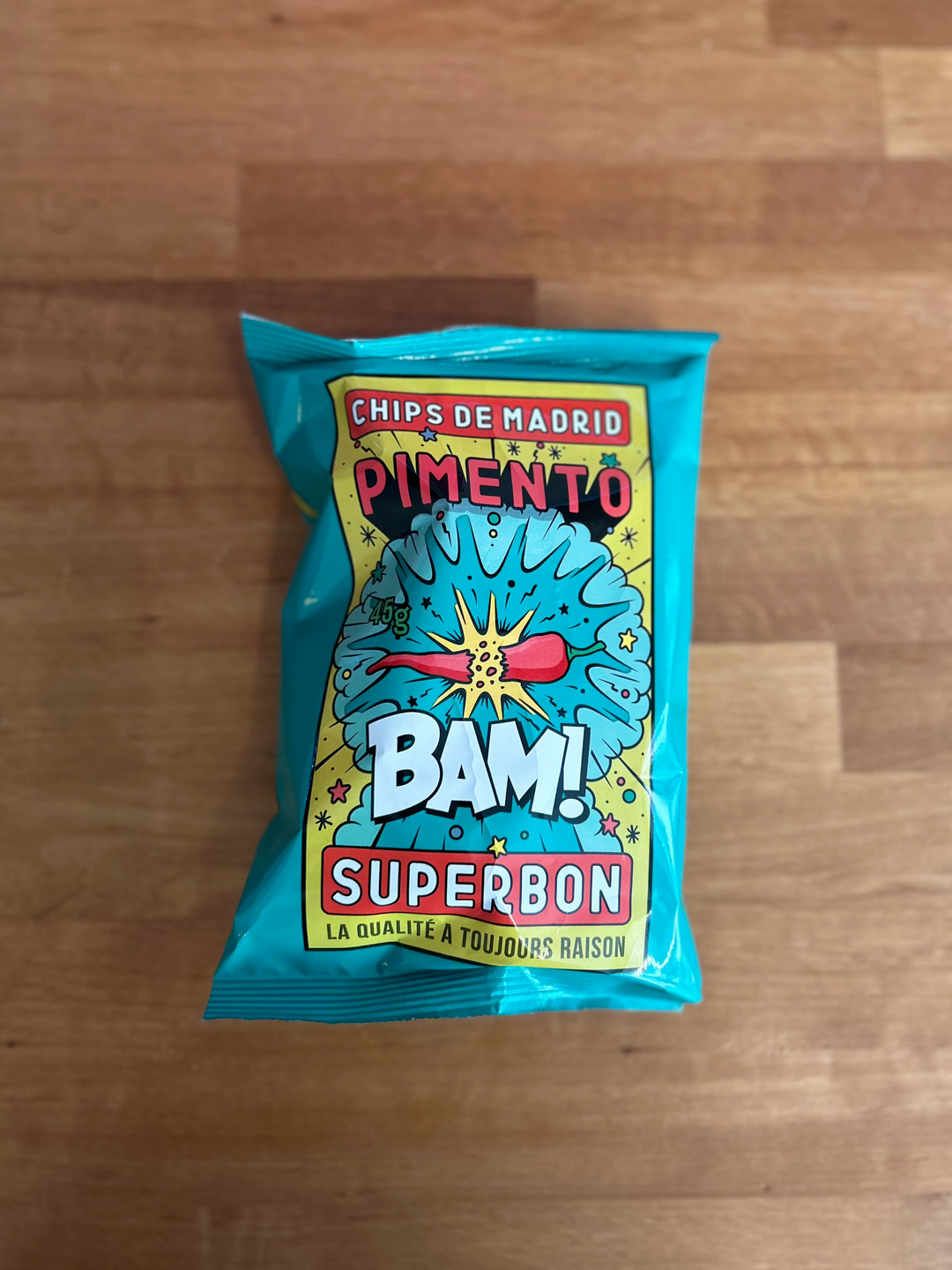 Verpackung der Superbon Chili Chips, 45g. Die Verpackung ist bunt und auffällig, mit fettgedrucktem Text und lebhaften Bildern, die den scharfen Geschmack der Chili-Kartoffelchips im Inneren hervorheben.