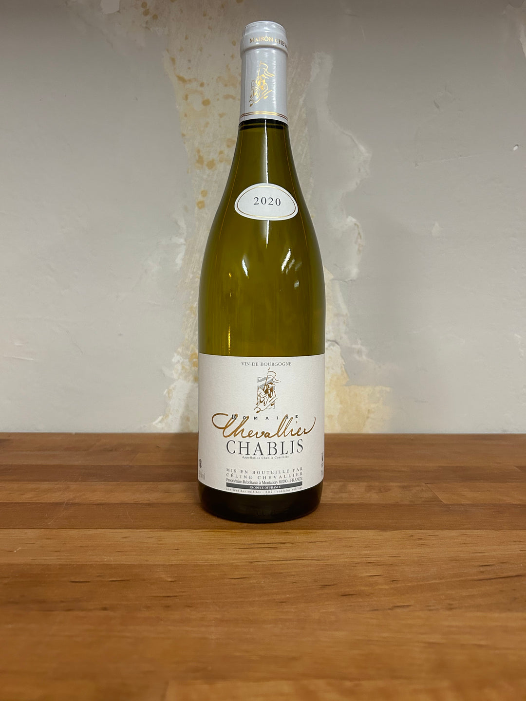 Flasche Domaine Chevallier Chablis 2020. Die elegante Flasche zeigt ein klassisches Etikett mit stilvoller Schrift und einem traditionellen Design, das die frischen, mineralischen Aromen und die Qualität des Chablis-Weißweins hervorhebt.