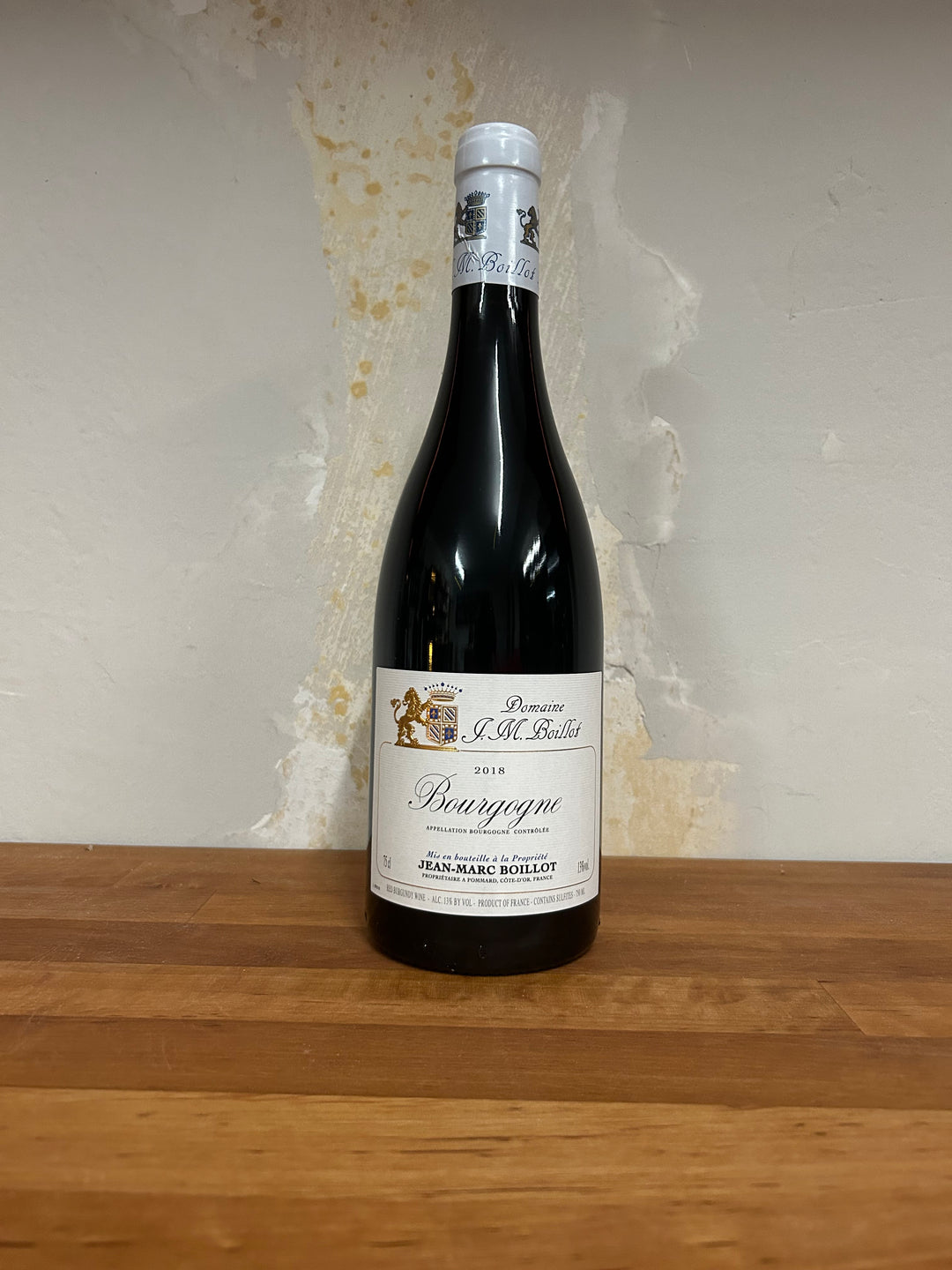 Flasche Domaine Jean-Marc Boillot Bourgogne Pinot Noir 2018. Die elegante Flasche zeigt ein klassisches Etikett mit stilvoller Schrift und einem traditionellen Design, das die Raffinesse und die charakteristischen Aromen des burgundischen Pinot Noir hervorhebt.