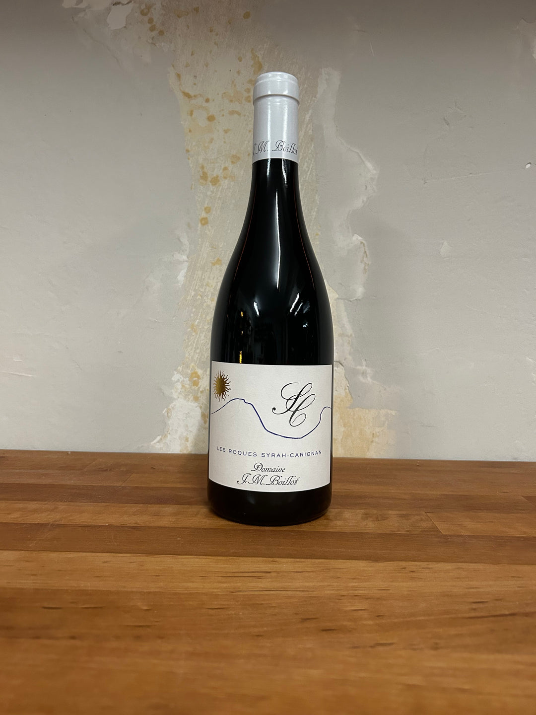 Flasche Domaine Jean Marc-Boillot Domaine Les Roques 2020. Die stilvolle Flasche präsentiert ein ansprechendes Etikett mit eleganter Schrift und einem klassischen Design, das die hochwertigen Aromen und die Herkunft des Rotweins aus Burgund hervorhebt.