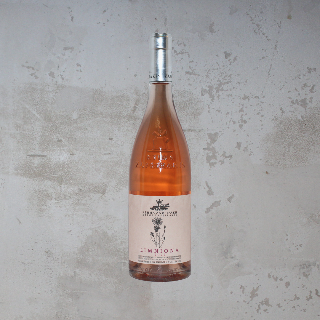 Flasche Domaine Zafeirakis Limniona Rosé 2022 BIO. Die elegante Flasche zeigt ein ansprechendes Etikett mit modernem Design und stilvoller Schrift, das die frischen Aromen und die biologische Herstellung dieses griechischen Roséweins hervorhebt.