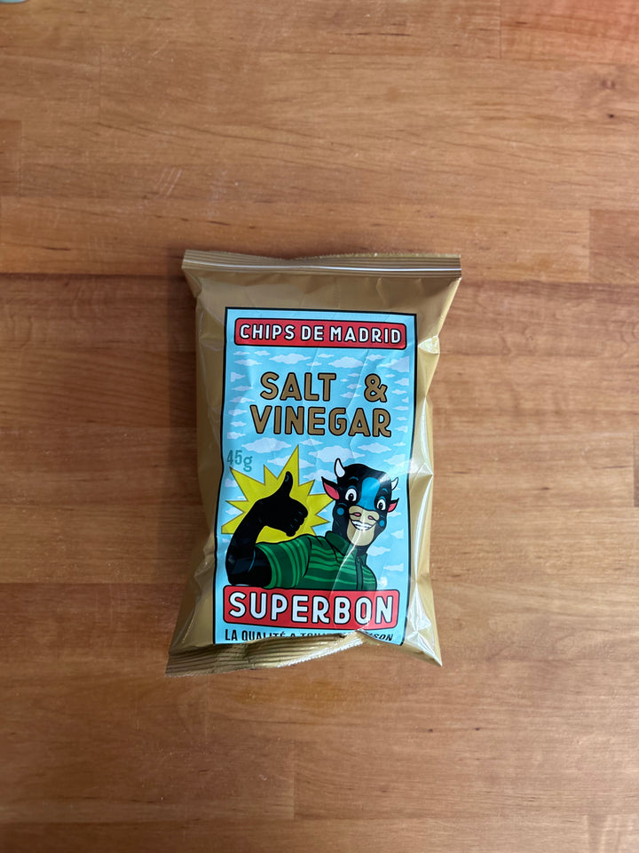 Verpackung der Essig-Salz-Chips, 45g, von Superbon. Die ansprechende Verpackung zeigt lebhafte Farben und betont den würzigen Geschmack der chips mit Essig- und Salzgeschmack.