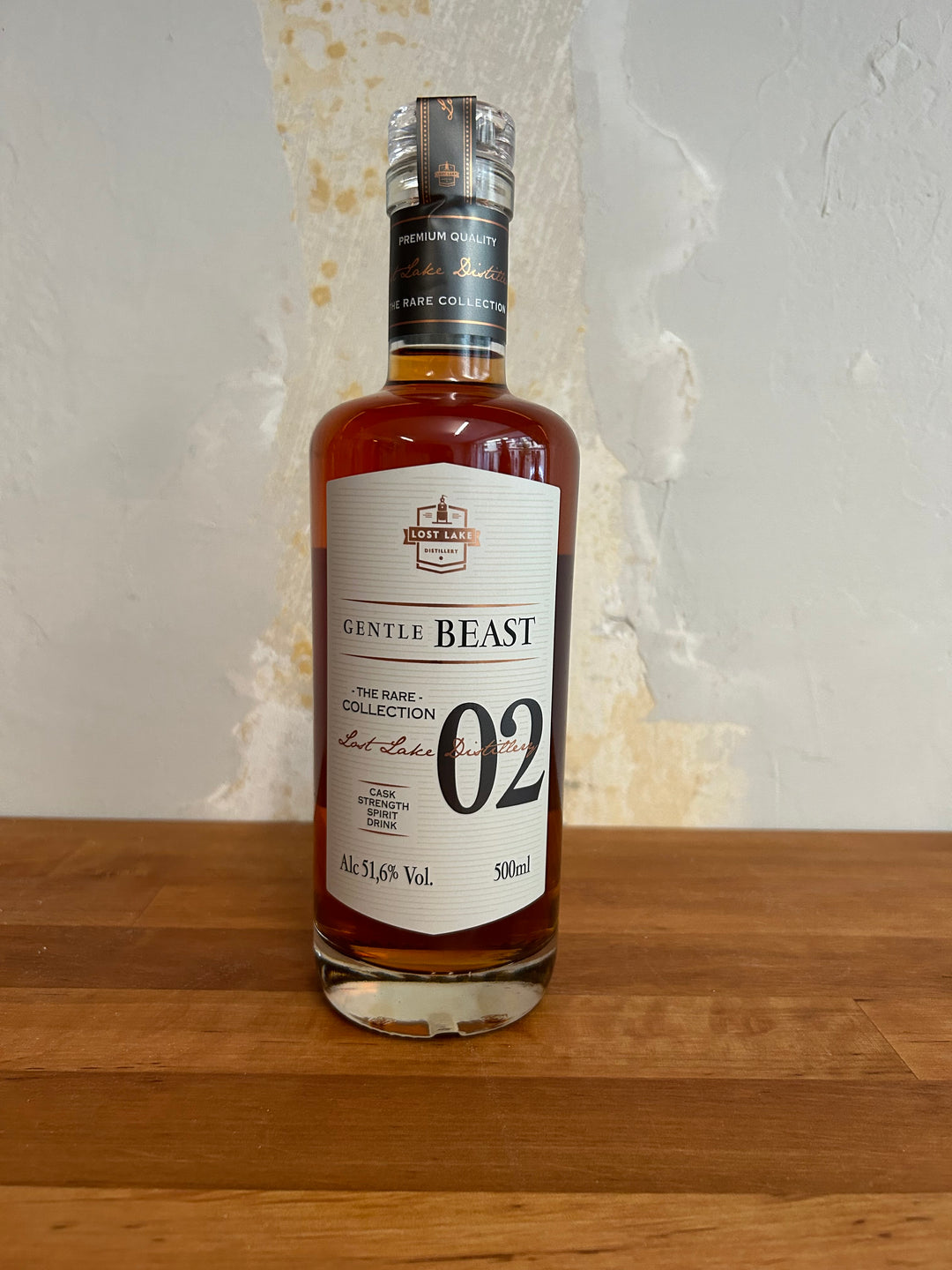 Flasche Lost Lake Distillery Gentle Beast 02. Die elegante Flasche präsentiert ein modernes Etikett mit kreativer Schrift und einem ansprechenden Design, das die einzigartigen Aromen und die handwerkliche Herstellung dieses edlen Destillats betont.