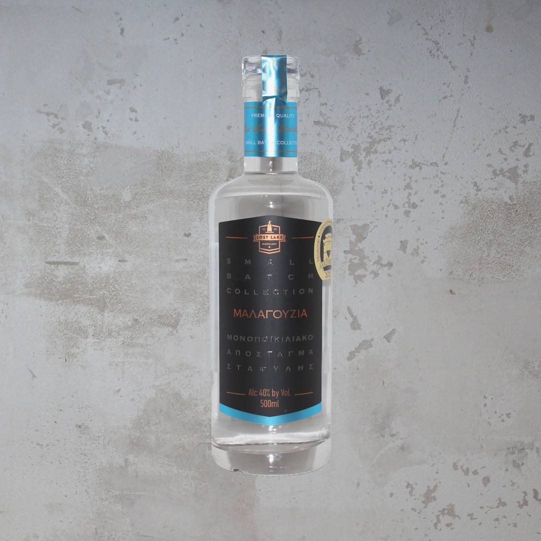 Flasche Lost Lake Distillery Malagousia. Die elegante Flasche präsentiert ein ansprechendes Etikett mit stilvoller Schrift und einem modernen Design, das die fruchtigen Aromen und die Herkunft dieser griechischen Spirituose hervorhebt.