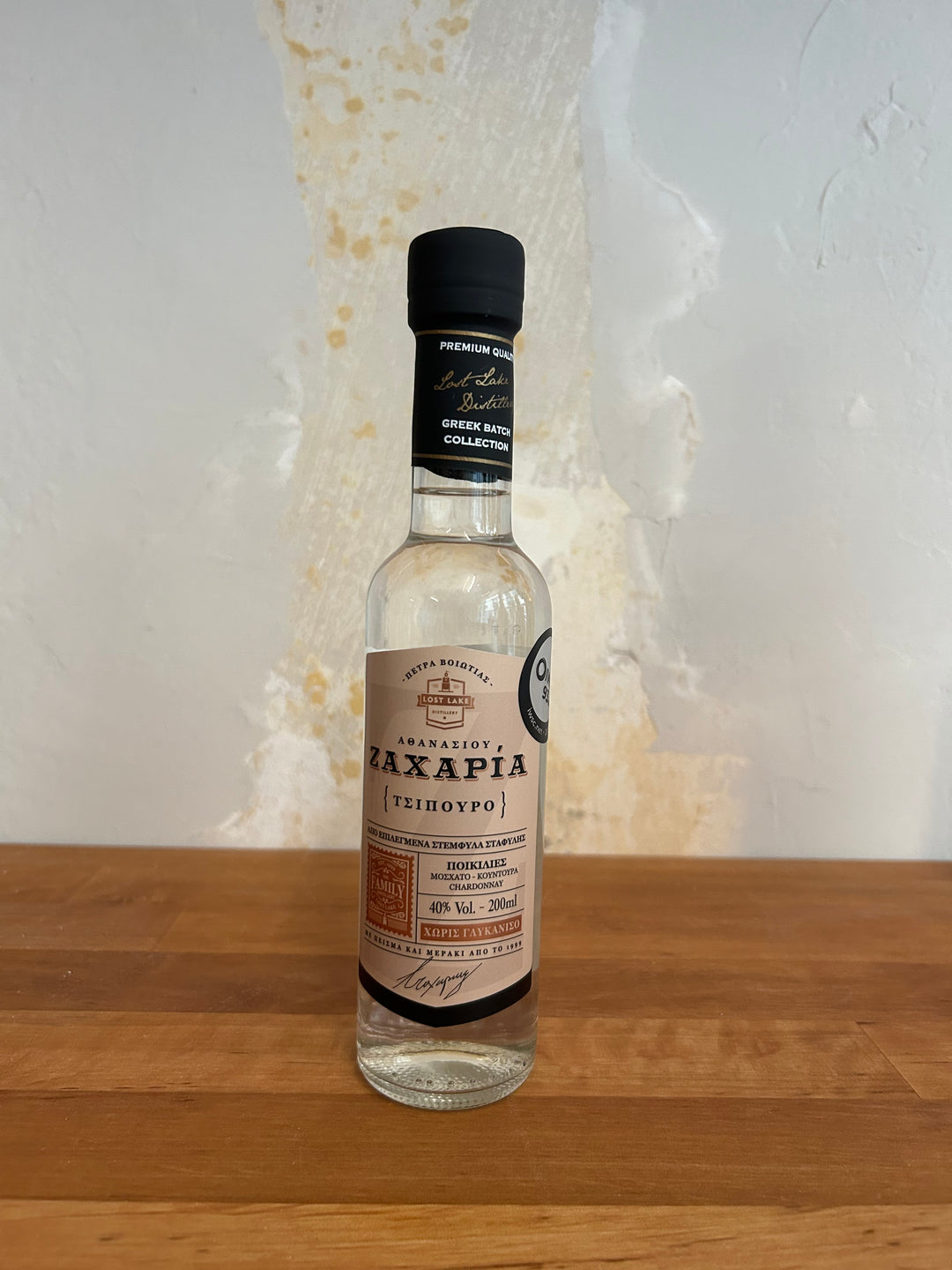 Flasche Lost Lake Distillery Tsipouro 0.2L. Die elegante Flasche präsentiert ein modernes Etikett mit stilvoller Schrift und einem ansprechenden Design, das die traditionellen Aromen und die handwerkliche Herstellung dieses griechischen Tsipouro hervorhebt.