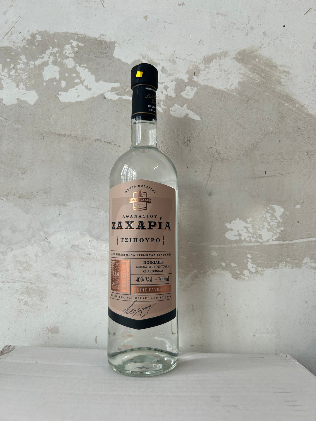 Flasche Lost Lake Distillery Tsipouro, 0.7L. Die elegante Flasche hat ein ansprechendes Design mit einem klaren Etikett, das die traditionellen und handwerklichen Eigenschaften des Tsipouro hervorhebt.