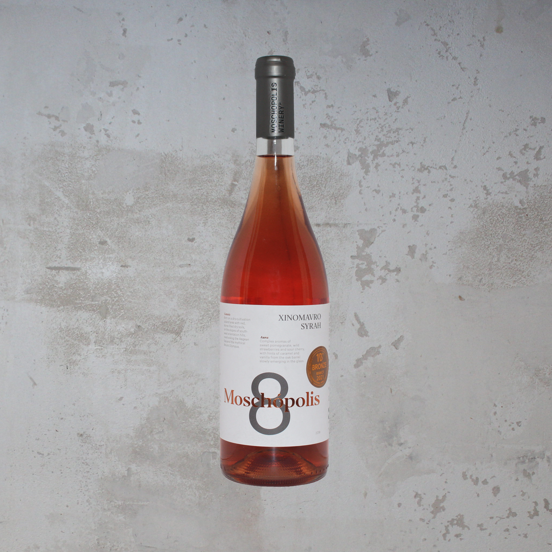 Flasche Moschopolis Winery 8 2019. Die elegante Flasche zeigt ein modernes Etikett mit stilvoller Schrift und einem ansprechenden Design, das die komplexen Aromen und die handwerkliche Qualität dieses griechischen Roséweins hervorhebt.