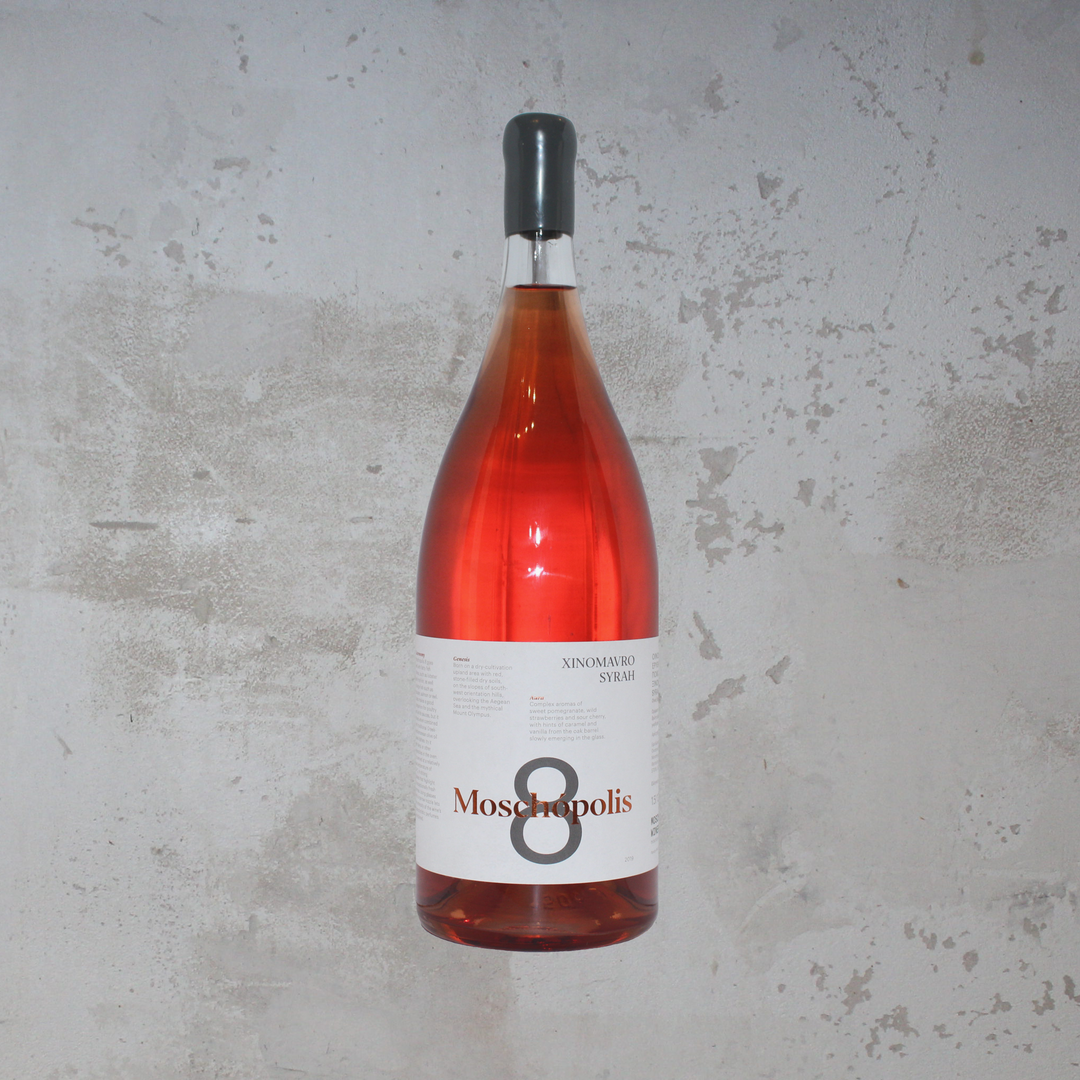 Flasche Moschopolis Winery 8 Magnum 2019. Die große, elegante Flasche zeigt ein modernes Etikett mit stilvoller Schrift und einem ansprechenden Design, das die komplexen Aromen und die hochwertige Qualität dieses griechischen Roséweins betont.