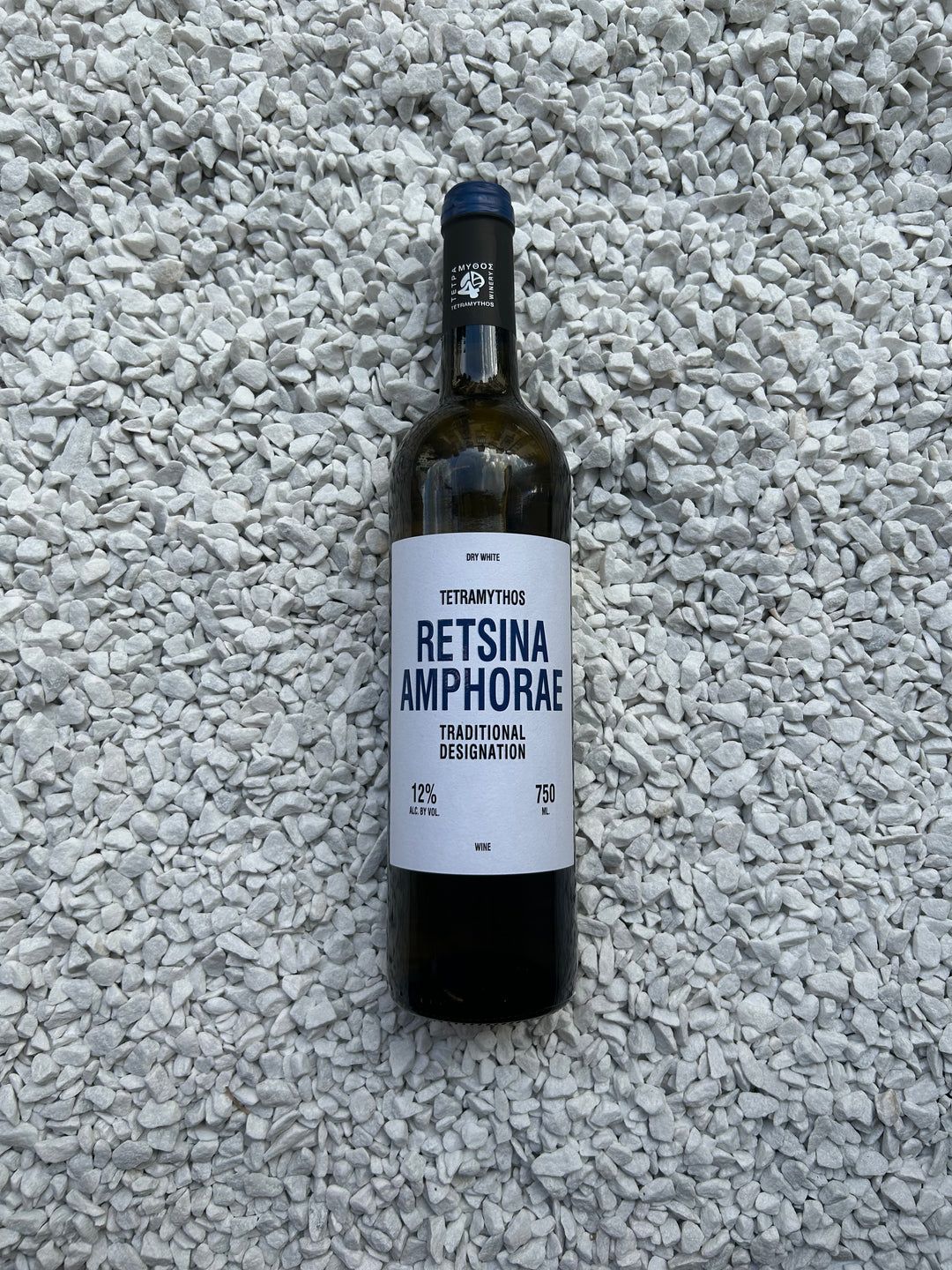 Flasche Retsina Amphorae Traditional Designation BIO von Tetramythos. Die Flasche ist mit einem kunstvollen Etikett im traditionellen Design versehen, das die Handwerkskunst und die biologischen Anbaupraktiken des griechischen Weins hervorhebt.