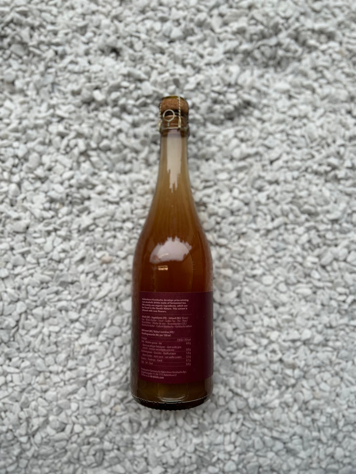 Flasche Rosa Rugosa 0.00% von København Kombucha. Die elegante Flasche trägt ein rosa Etikett, das den blumigen und alkoholfreien Charakter des erfrischenden Kombucha-Getränks hervorhebt.