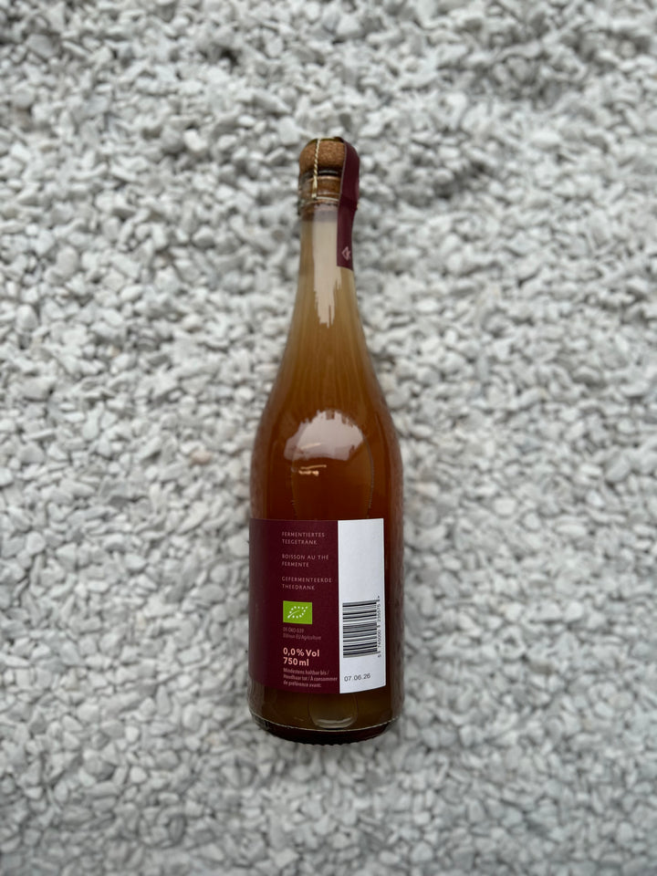 Flasche Rosa Rugosa 0.00% von København Kombucha. Die elegante Flasche trägt ein rosa Etikett, das den blumigen und alkoholfreien Charakter des erfrischenden Kombucha-Getränks hervorhebt.