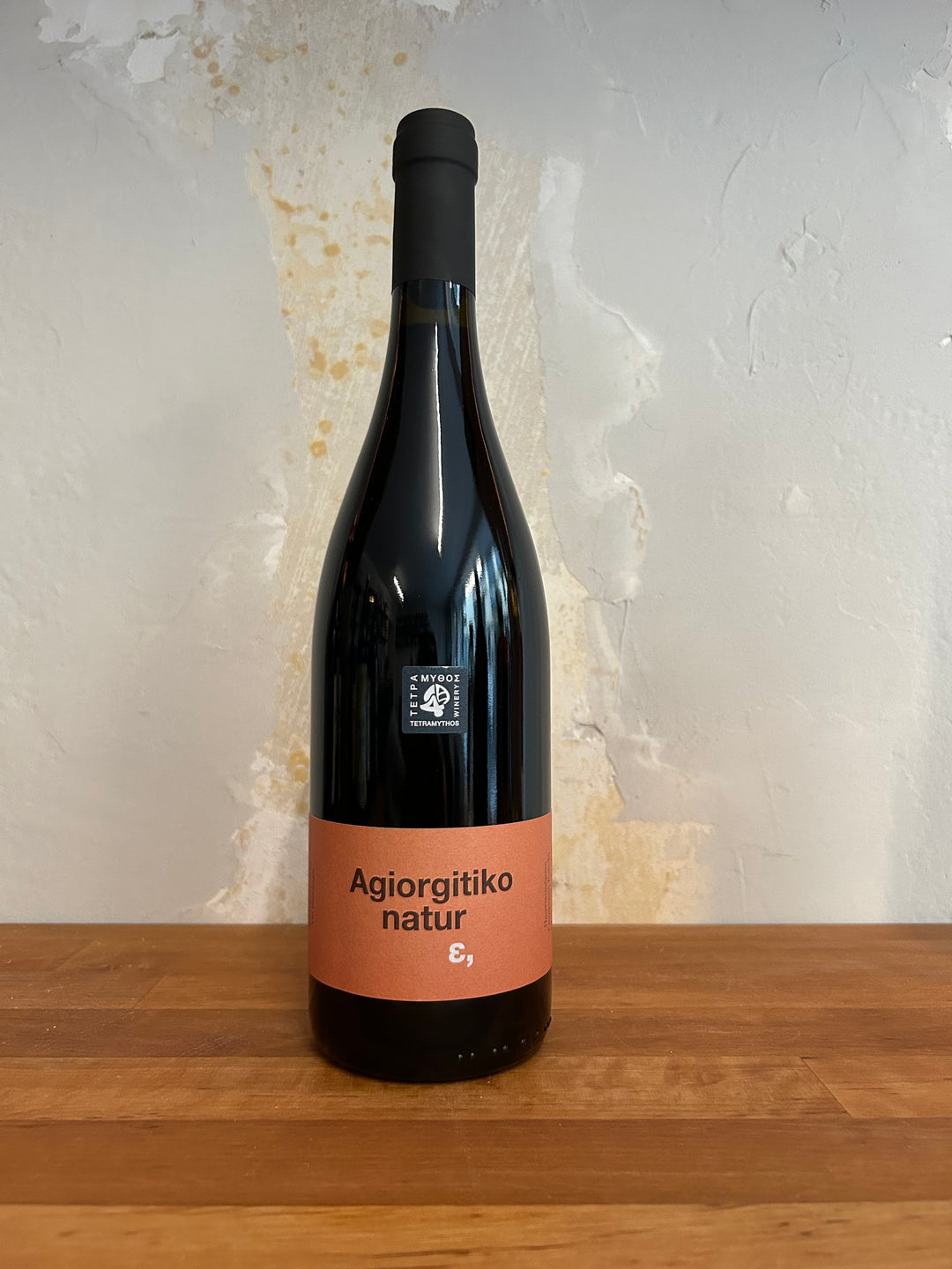 Flasche Tetramythos Winery Agiorgitiko Natur 2022 BIO. Die elegante Flasche präsentiert ein ansprechendes Etikett mit moderner Schrift und einem natürlichen Design, das die biologisch angebaute Agiorgitiko-Traube und die charakteristischen Aromen des griechischen Rotweins hervorhebt.