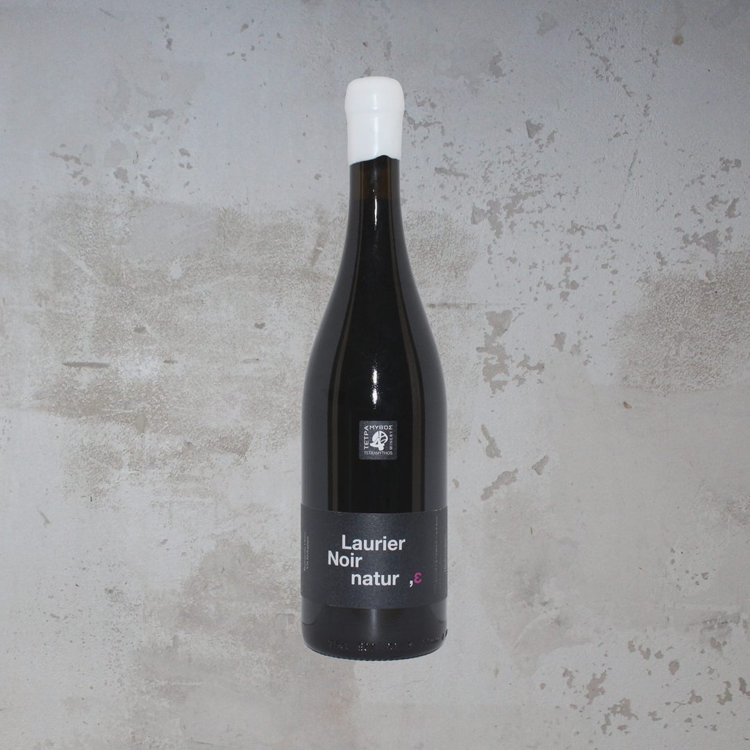 Flasche Tetramythos Winery Laurier Natur 2021 BIO. Die elegante Flasche präsentiert ein modernes Etikett mit stilvoller Schrift und einem ansprechenden Design, das die fruchtigen und aromatischen Eigenschaften dieses biologisch angebauten griechischen Weißweins hervorhebt.