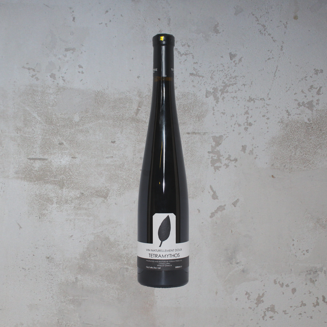 Flasche Tetramythos Winery Mavrodaphne 2015. Die stilvolle Flasche zeigt ein elegantes Etikett mit moderner Schrift und einem ansprechenden Design, das die reichen Aromen und die Herkunft dieses griechischen Rotweins hervorhebt.