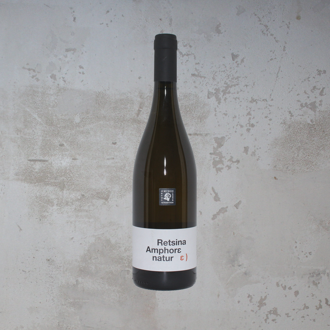 Flasche Tetramythos Winery Retsina Amphore Natur BIO. Die elegante Flasche präsentiert ein ansprechendes Etikett mit moderner Schrift und einem einzigartigen Design, das die Amphorenreifung und die biologisch angebaute Retsina mit ihren charakteristischen Aromen hervorhebt.