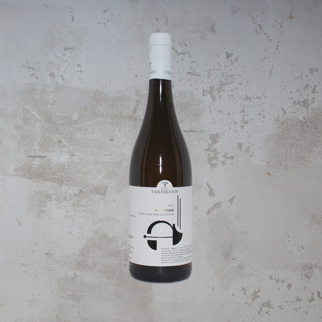 Flasche Tsikrikonis Winery Assyrtiko 2022. Die stilvolle Flasche zeigt ein modernes Etikett mit eleganter Schrift und einem ansprechenden Design, das die frischen Aromen und die Herkunft dieses griechischen Weißweins betont.