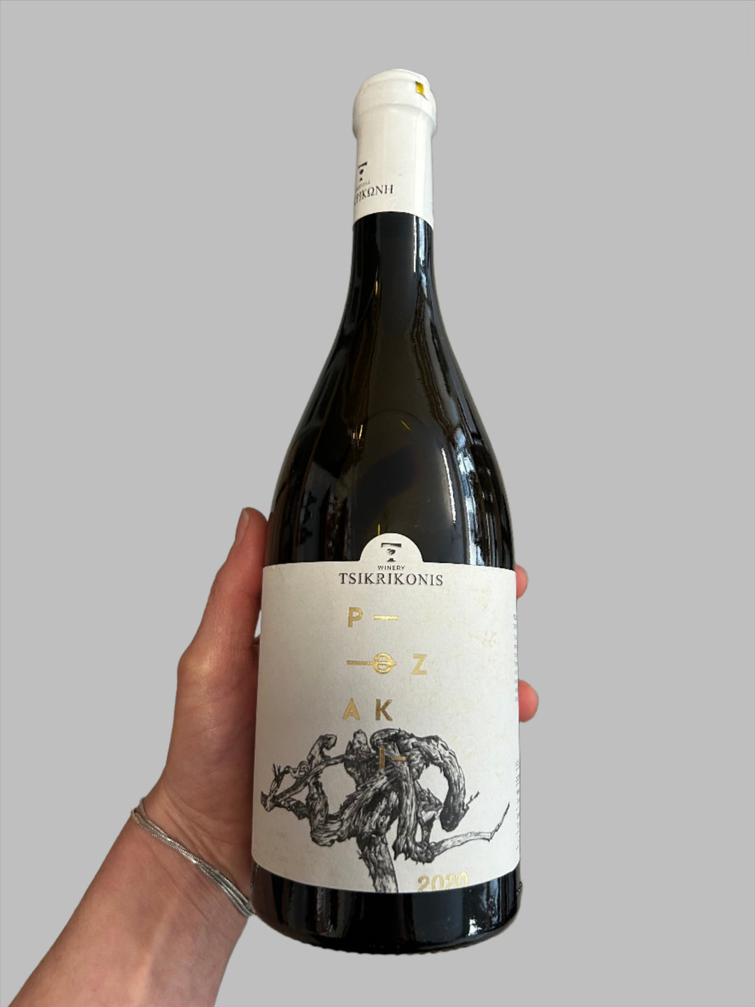 Flasche Tsikrikonis Winery Rozaki 2020. Die elegante Flasche zeigt ein ansprechendes Etikett mit stilvoller Schrift und einem grafischen Design, das die Herkunft und die Qualitäten des griechischen Weins hervorhebt.