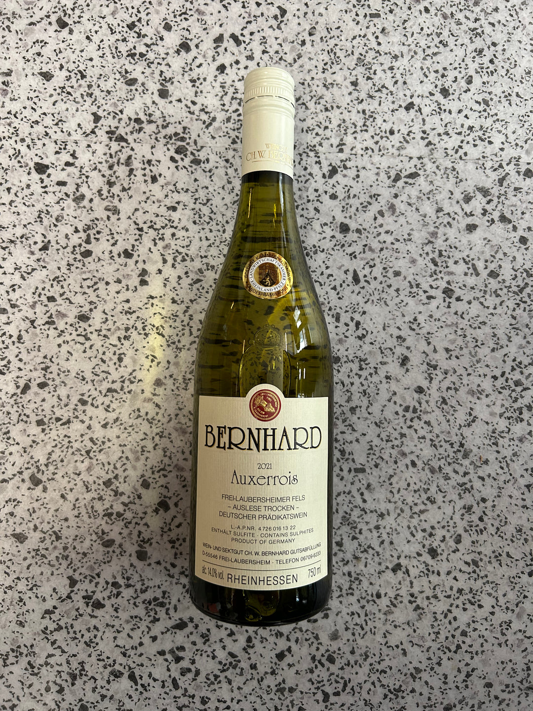 Flasche Weingut Ch. W. Bernhard Auxerrois Auslese Trocken 2021. Die elegante Flasche ist mit einem ansprechenden Etikett versehen, das stilvolle Schriftzüge und ein klassisches Design zeigt, welches die trockene Auslese und die besonderen Eigenschaften des Auxerrois-Weins hervorhebt.