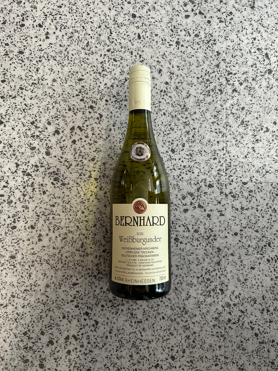 Flasche Weingut Ch. W. Bernhard Weißburgunder Spätlese Trocken 2022. Die stilvolle Flasche zeigt ein elegantes Etikett mit moderner Schrift und einem ansprechenden Design, das die frischen und vollmundigen Aromen des trockenen Weißburgunders betont.