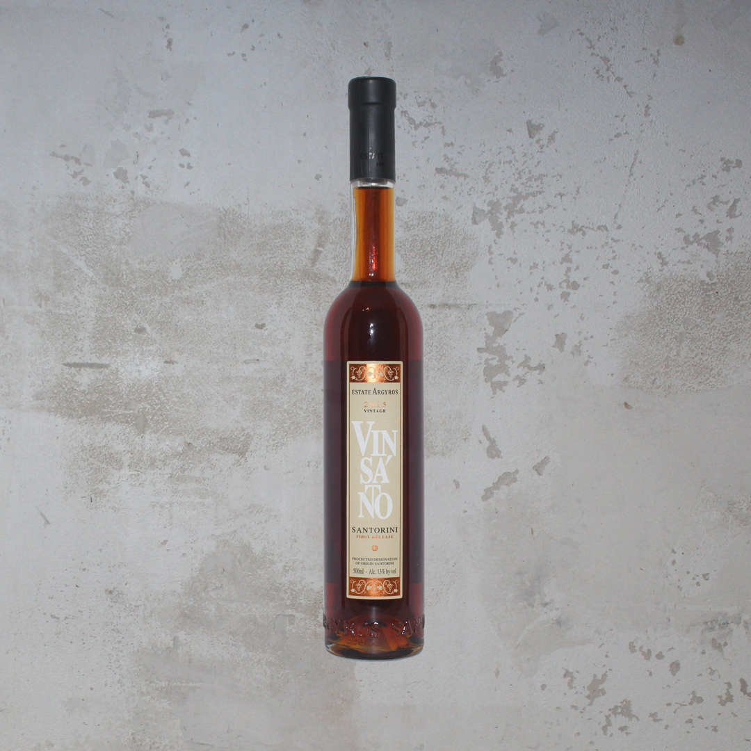 Flasche Argyros Estate Vinsanto 4 Years 2014. Die elegante Flasche präsentiert ein ansprechendes Etikett mit stilvoller Schrift und einem edlen Design, das die Süße und die komplexen Aromen dieses griechischen Dessertweins aus Santorini hervorhebt.