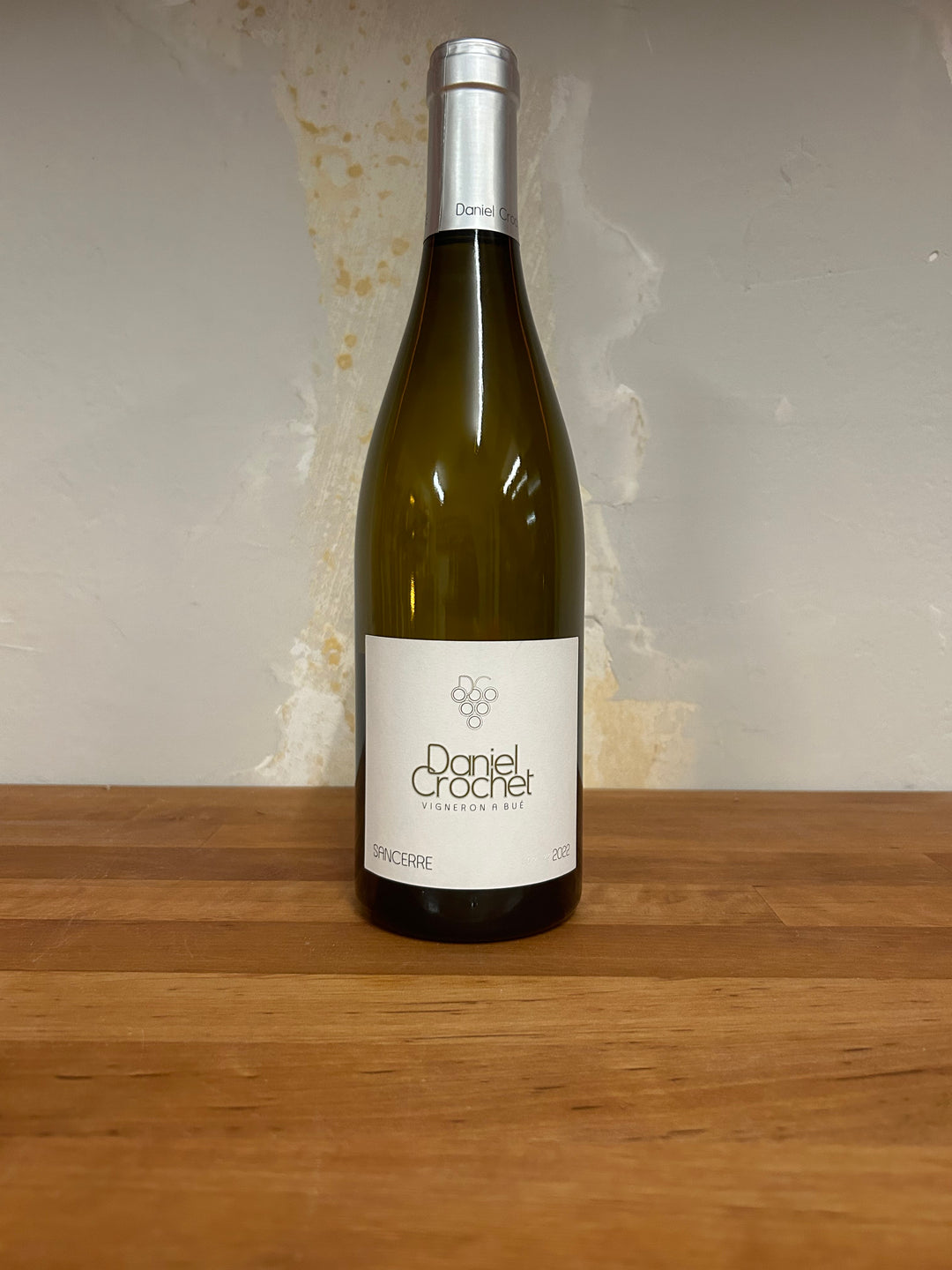 Flasche Domaine Daniel Crochet Sancerre Blanc 2022. Die stilvolle Flasche präsentiert ein elegantes Etikett mit klassischer Schrift und einem ansprechenden Design, das die frischen, mineralischen Aromen des Sancerre-Weißweins hervorhebt.