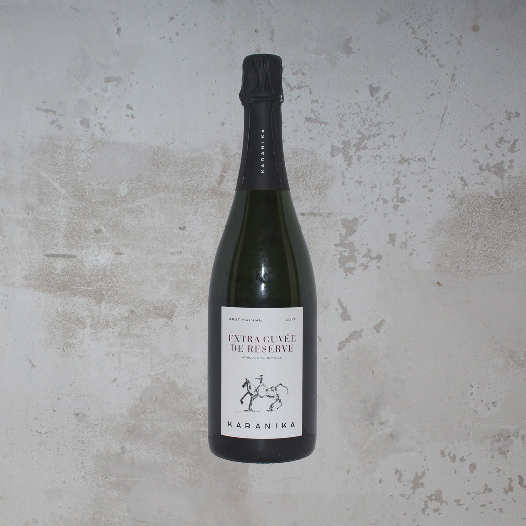 Flasche Domaine Karanika Extra Cuvee de Reserve 2017. Die elegante Flasche präsentiert ein ansprechendes Etikett mit stilvoller Schrift und einem klassischen Design, das die hochwertigen Aromen und die Herkunft dieses griechischen Schaumweins hervorhebt.