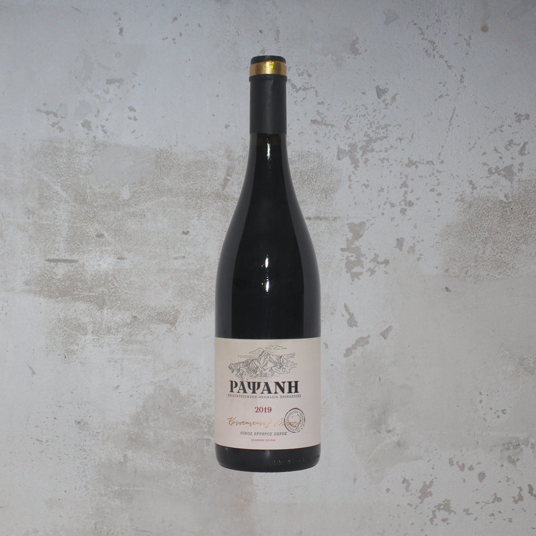 Flasche Konstantinos Liapis Rapsani 2019. Die elegante Flasche zeigt ein ansprechendes Etikett mit traditioneller Schrift und einem stilvollen Design, das die reichen Aromen und die Herkunft dieses griechischen Rotweins betont.