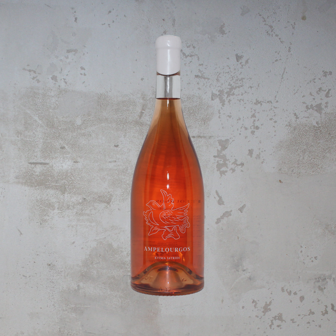 Flasche Ktima Iatridis Ampelourgos Rosé 2021. Die elegante Flasche zeigt ein ansprechendes Etikett mit stilvoller Schrift und einem modernen Design, das die frischen Aromen und die handwerkliche Qualität dieses griechischen Roséweins hervorhebt.