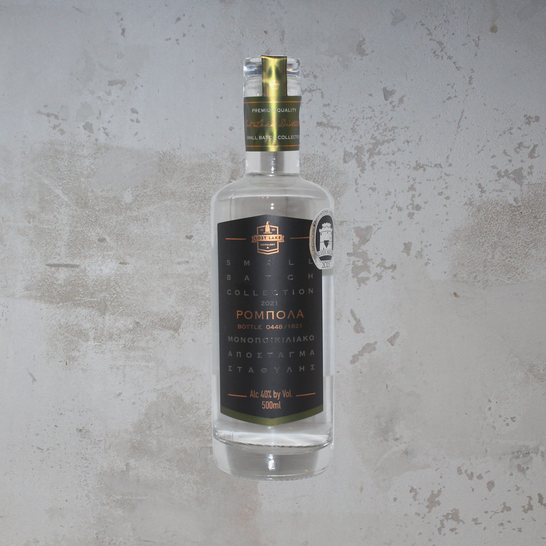 Flasche Lost Lake Distillery Robola. Die elegante Flasche präsentiert ein ansprechendes Etikett mit stilvoller Schrift und einem modernen Design, das die charakteristischen Aromen und die Herkunft dieser griechischen Spirituose hervorhebt.