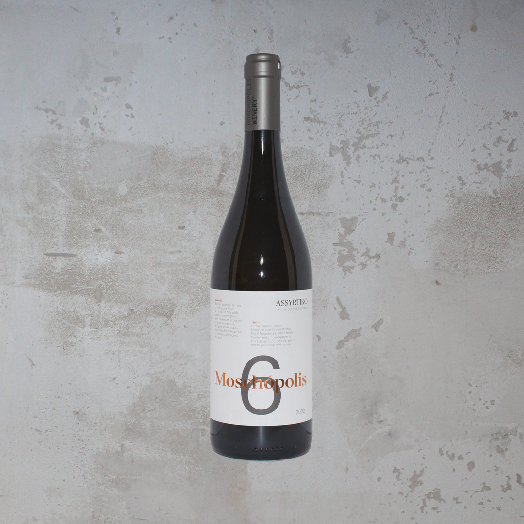 Flasche Moschopolis Winery 6 2022. Die stilvolle Flasche zeigt ein ansprechendes Etikett mit moderner Schrift und einem kreativen Design, das die einzigartigen Aromen und die Herkunft dieses griechischen Weins betont.