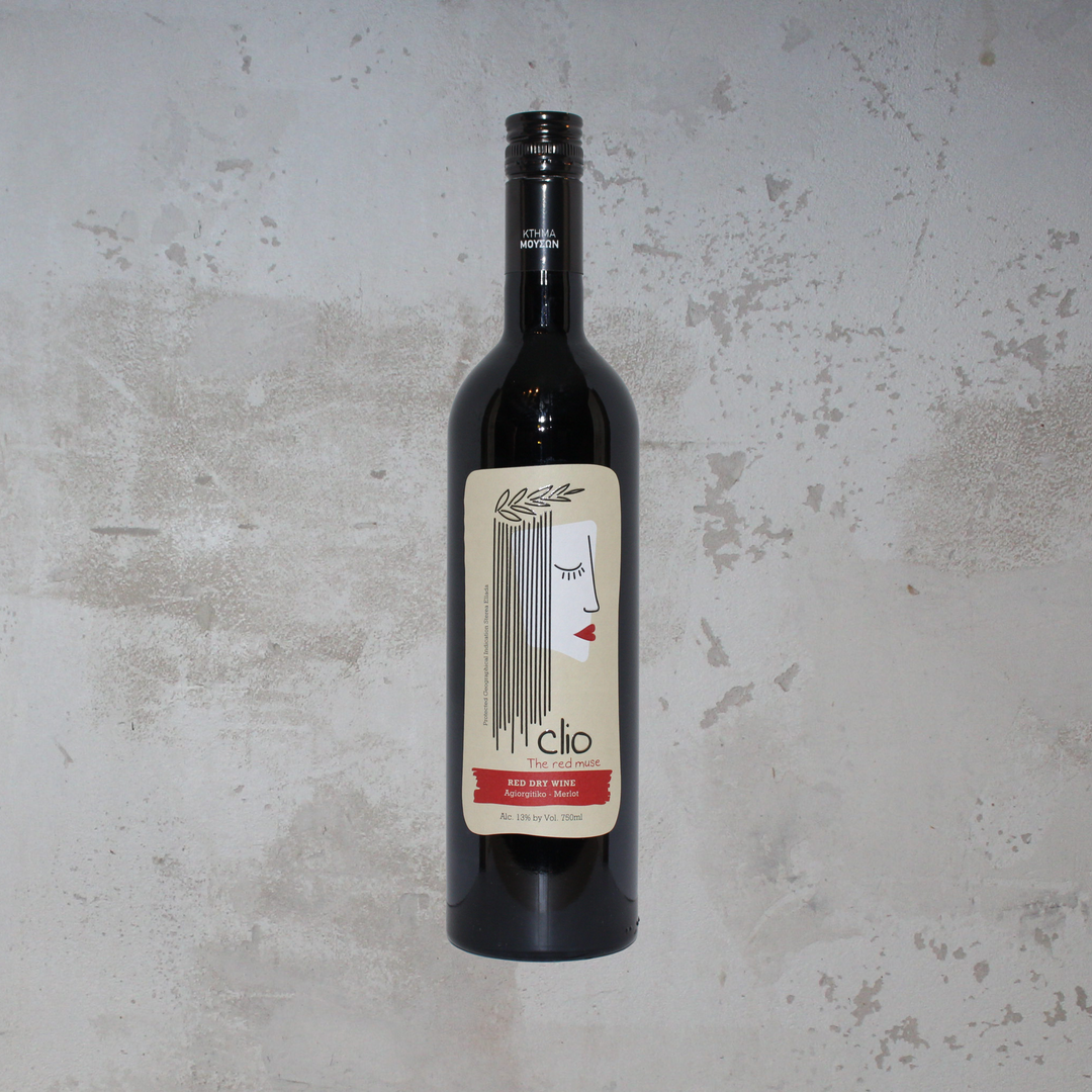Flasche Muses Estate Clio Rot 2022. Die stilvolle Flasche präsentiert ein elegantes Etikett mit moderner Schrift und einem ansprechenden Design, das die komplexen Aromen und die samtige Textur dieses griechischen Rotweins hervorhebt.