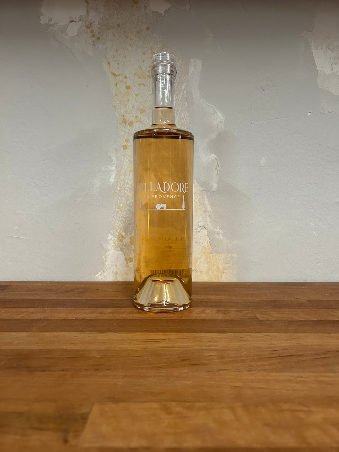 Flasche Selladore Wines Provence Rosé 2021. Die stilvolle Flasche zeigt ein ansprechendes Etikett mit sanften Farben und eleganter Schrift, das die Frische und den fruchtigen Charakter des Provence-Roséweins hervorhebt.