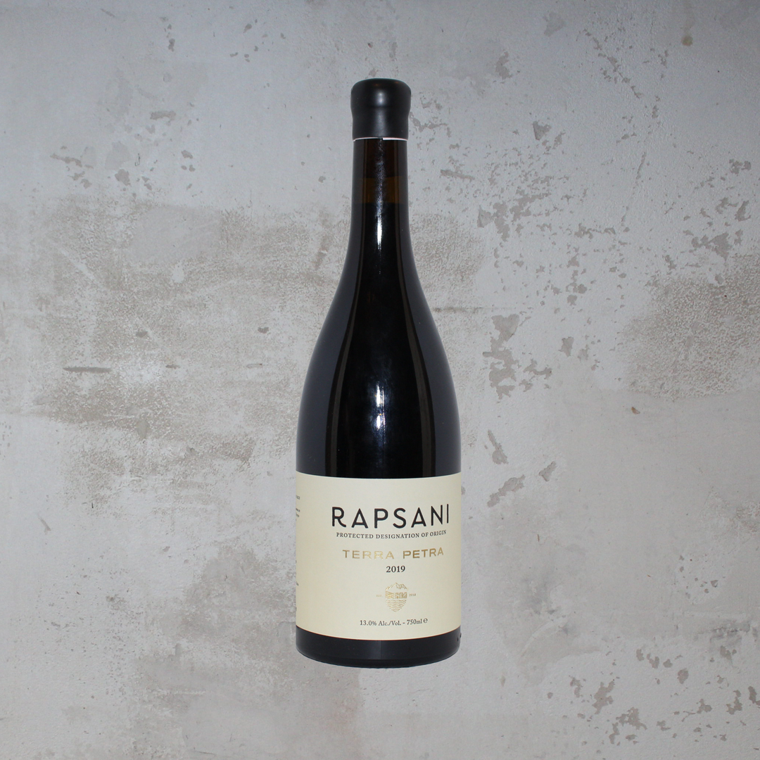 Flasche Terra Olympus Rapsani 2019. Die stilvolle Flasche zeigt ein elegantes Etikett mit moderner Schrift und einem ansprechenden Design, das die reichen Aromen und die Herkunft dieses griechischen Rotweins aus der Rapsani-Region hervorhebt.